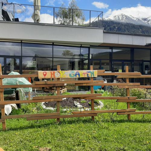 Hortgarten mit einem Gartenzaun und einem Schild 