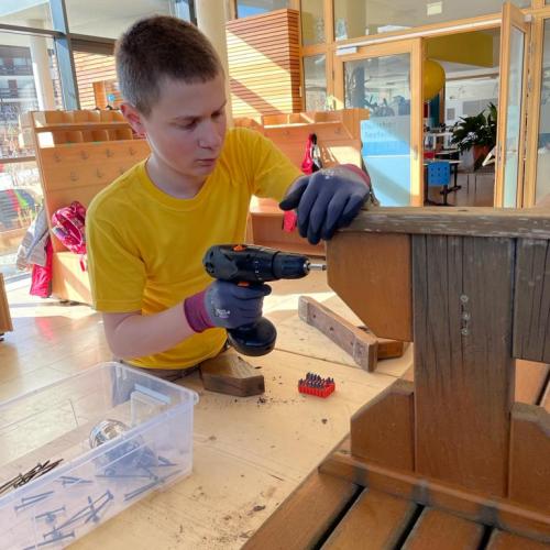 Kind beim Handwerken 