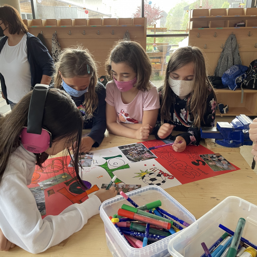 Die Kinder gestalten das Plakat