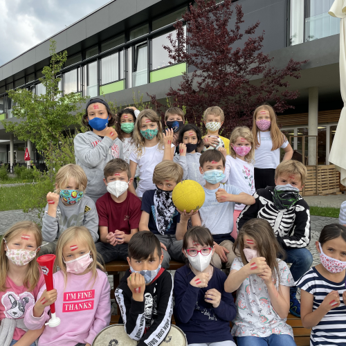 Kinder mit Bälle, Trommeln und Fahnen 