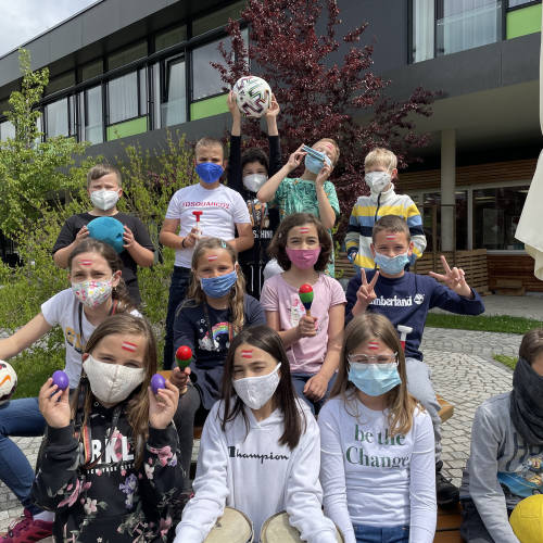 Kinder mit Trommeln und Fahnen 