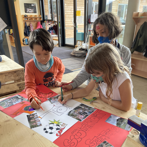 Kinder malen auf das Plakat