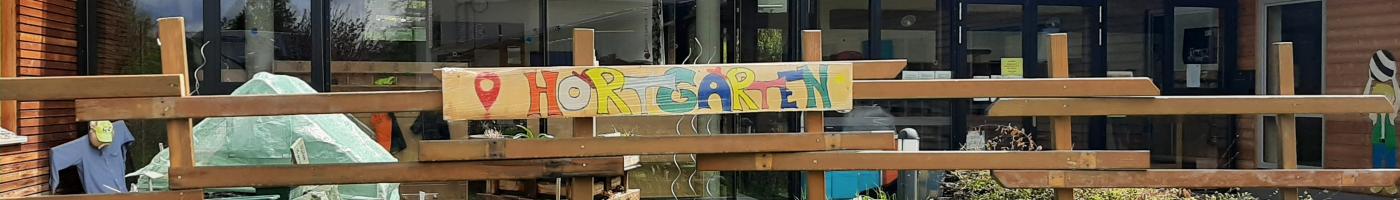 Hortgarten mit einem Gartenzaun und einem Schild 