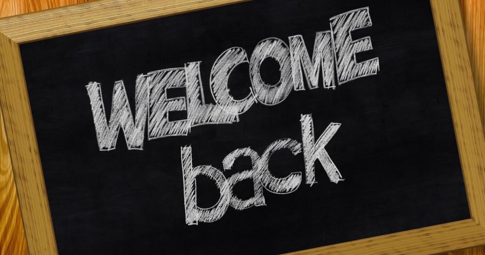 Schild mit Schriftzug "Welcome back" 
